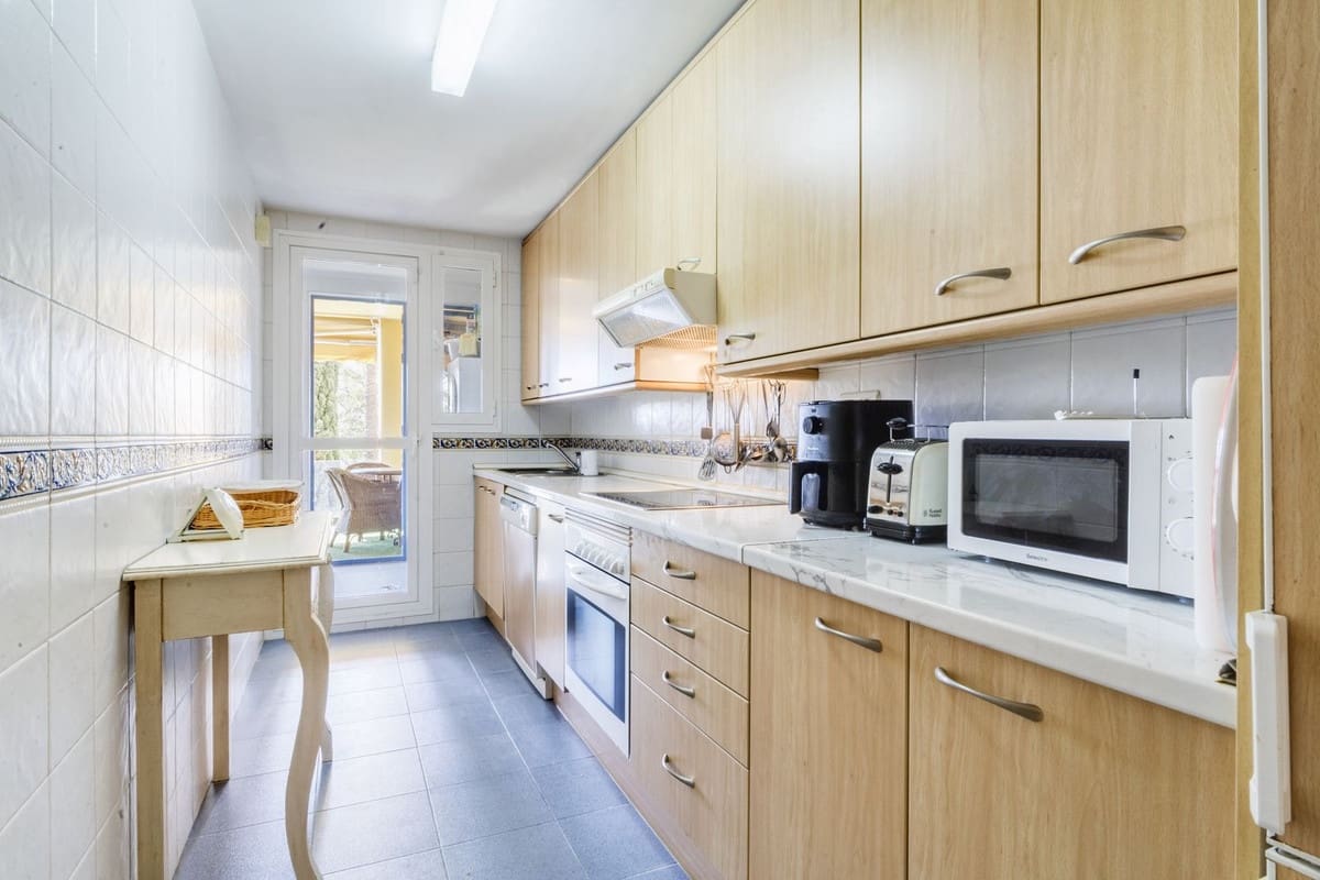 Apartamento de 2 habitaciones en Bahía de Marbella en venta con piscina garaje - 650.000 € (Ref: 9541795)