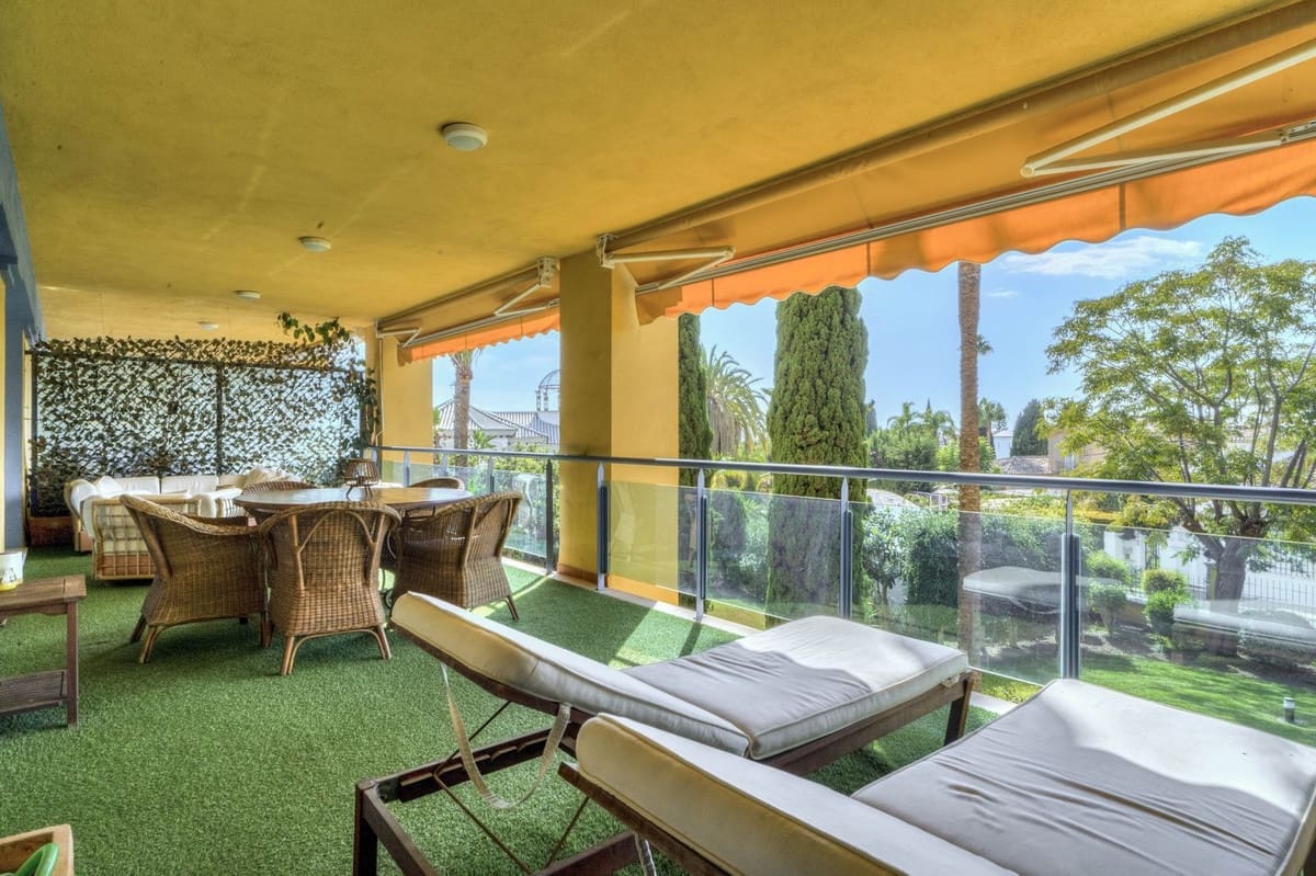 Apartamento de 2 habitaciones en Bahía de Marbella en venta con piscina garaje - 650.000 € (Ref: 9541795)