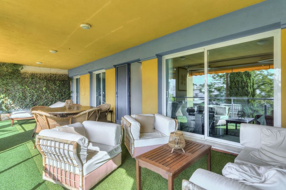 Apartamento de 2 habitaciones en Bahía de Marbella en venta con piscina garaje - 650.000 € (Ref: 9541795)