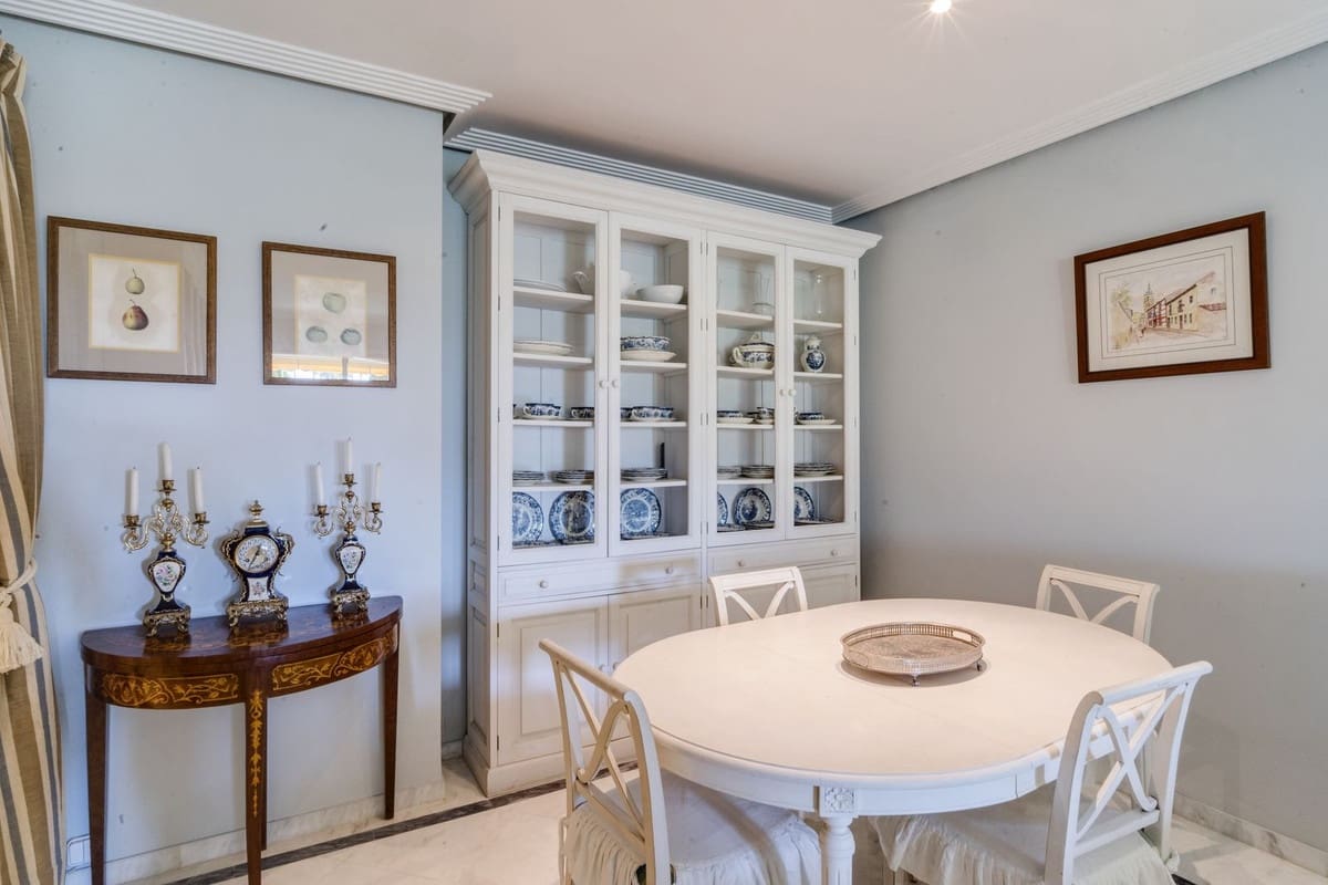 Apartamento de 2 habitaciones en Bahía de Marbella en venta con piscina garaje - 650.000 € (Ref: 9541795)