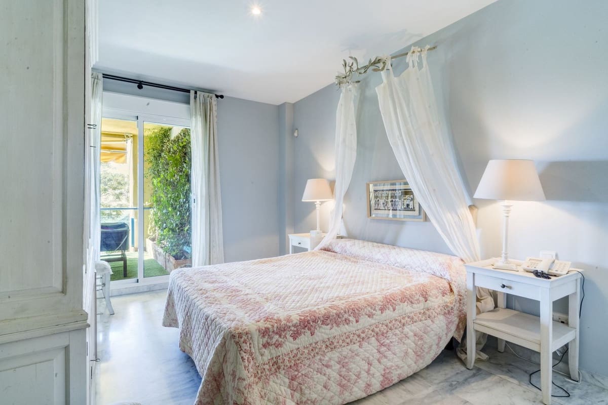 Apartamento de 2 habitaciones en Bahía de Marbella en venta con piscina garaje - 650.000 € (Ref: 9541795)