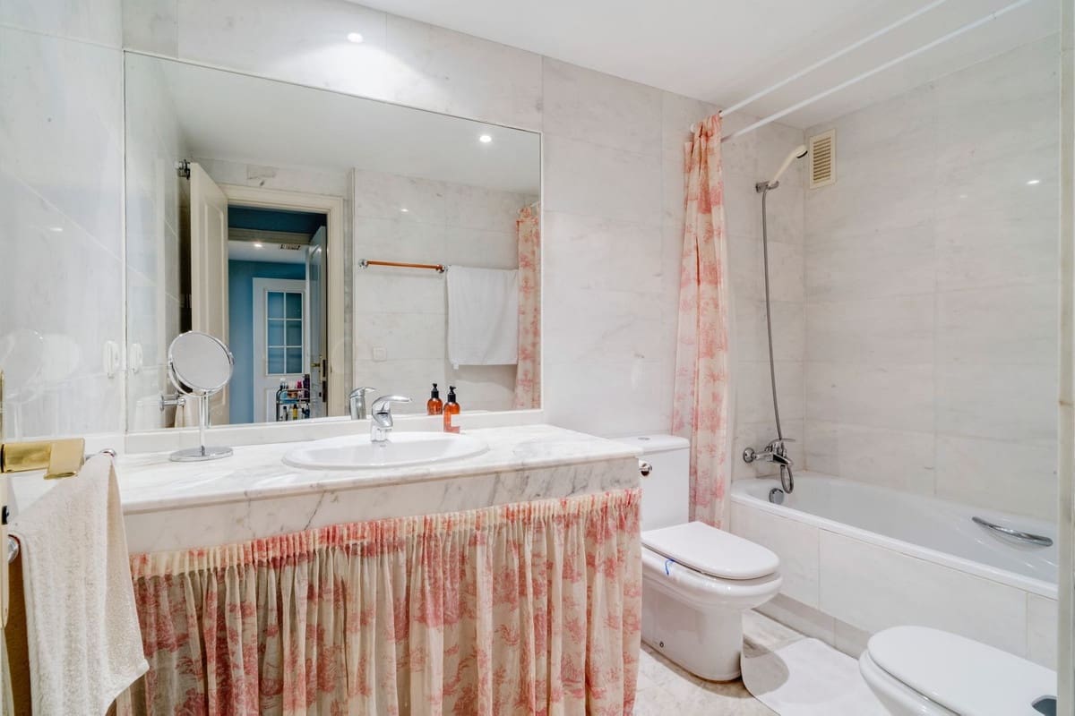 Apartamento de 2 habitaciones en Bahía de Marbella en venta con piscina garaje - 650.000 € (Ref: 9541795)