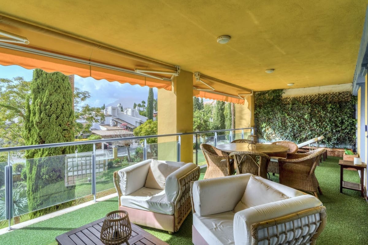 Apartamento de 2 habitaciones en Bahía de Marbella en venta con piscina garaje - 650.000 € (Ref: 9541795)