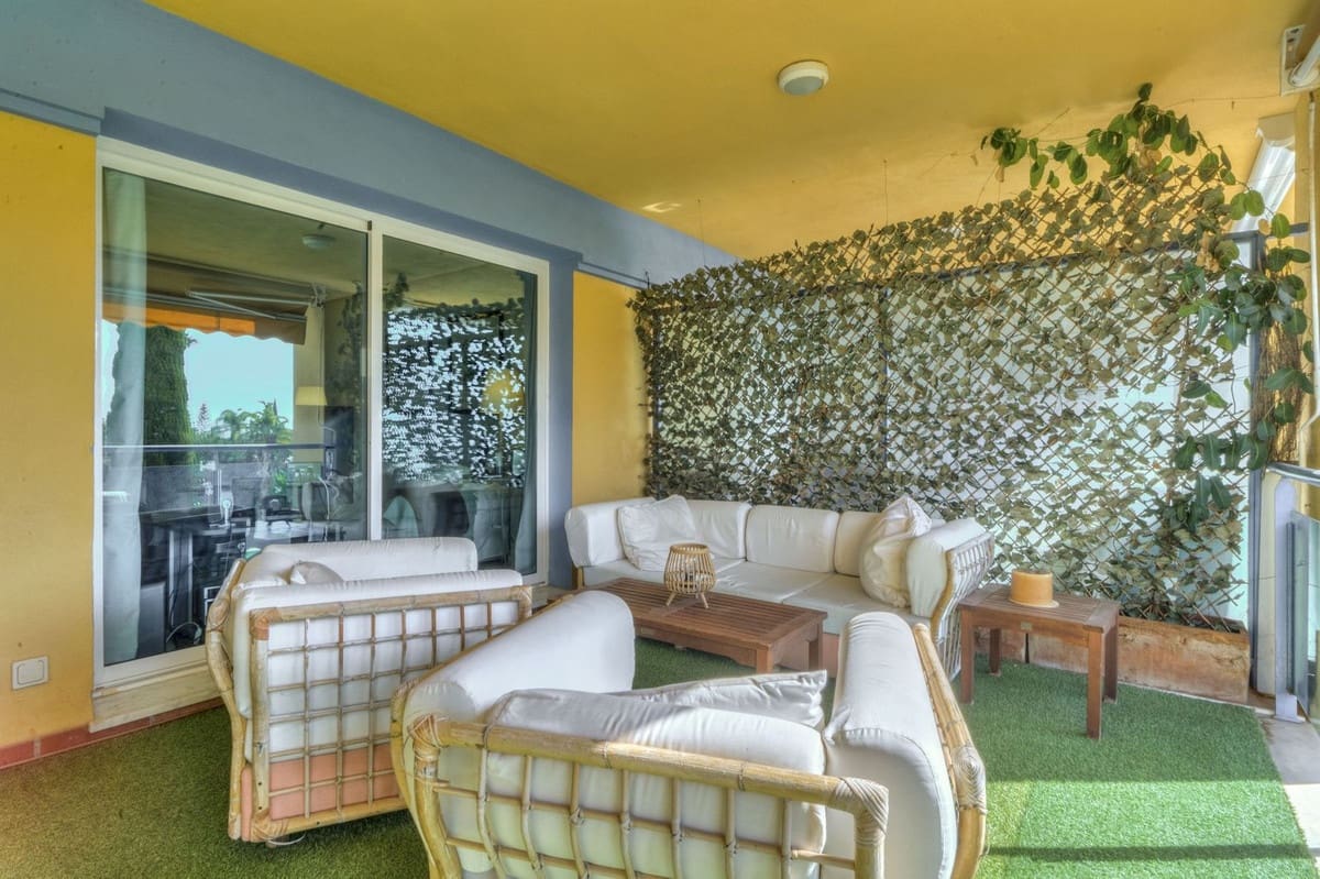 Apartamento de 2 habitaciones en Bahía de Marbella en venta con piscina garaje - 650.000 € (Ref: 9541795)