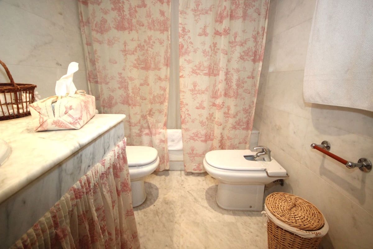 Apartamento de 2 habitaciones en Bahía de Marbella en venta con piscina garaje - 650.000 € (Ref: 9541795)