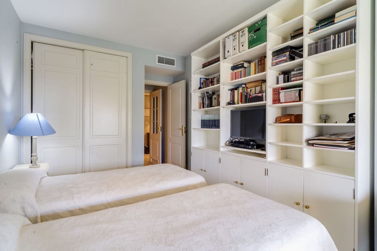 Apartamento de 2 habitaciones en Bahía de Marbella en venta con piscina garaje - 650.000 € (Ref: 9541795)