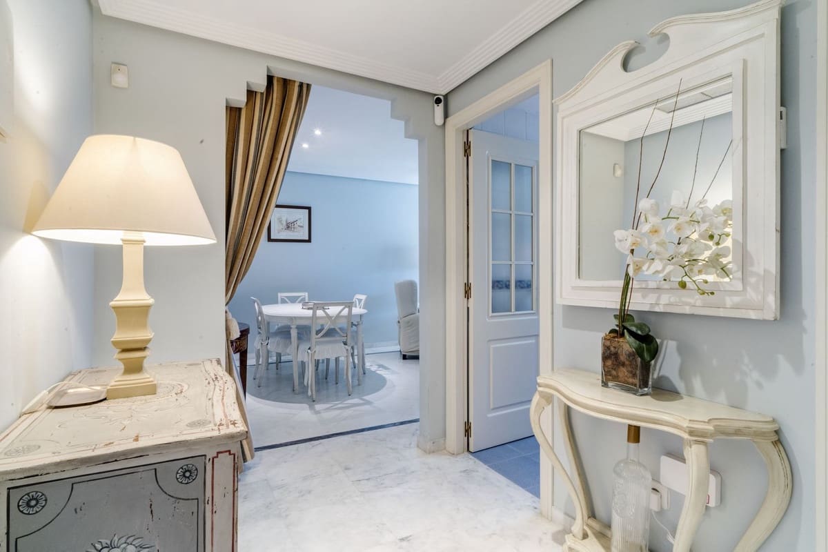 Apartamento de 2 habitaciones en Bahía de Marbella en venta con piscina garaje - 650.000 € (Ref: 9541795)