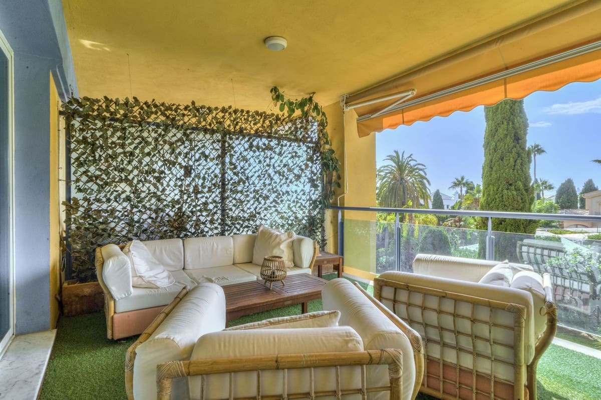 Apartamento de 2 habitaciones en Bahía de Marbella en venta con piscina garaje - 650.000 € (Ref: 9541795)
