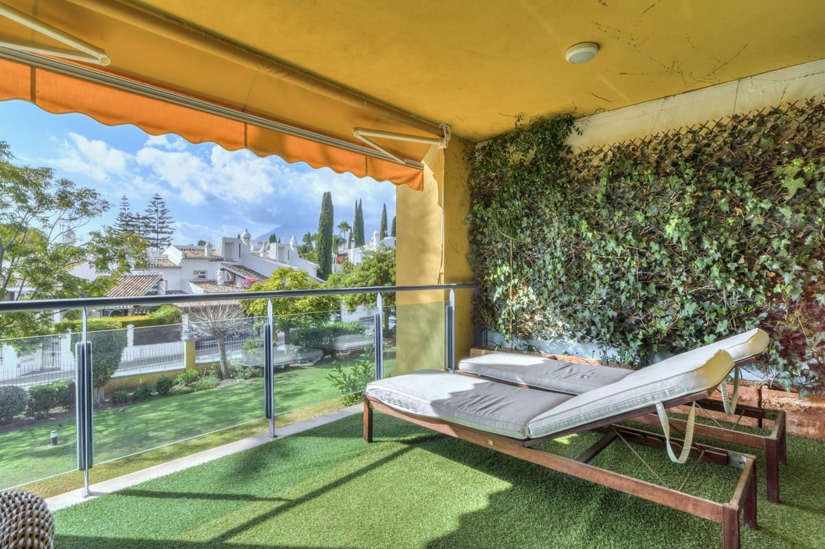Apartamento de 2 habitaciones en Bahía de Marbella en venta con piscina garaje - 650.000 € (Ref: 9541795)