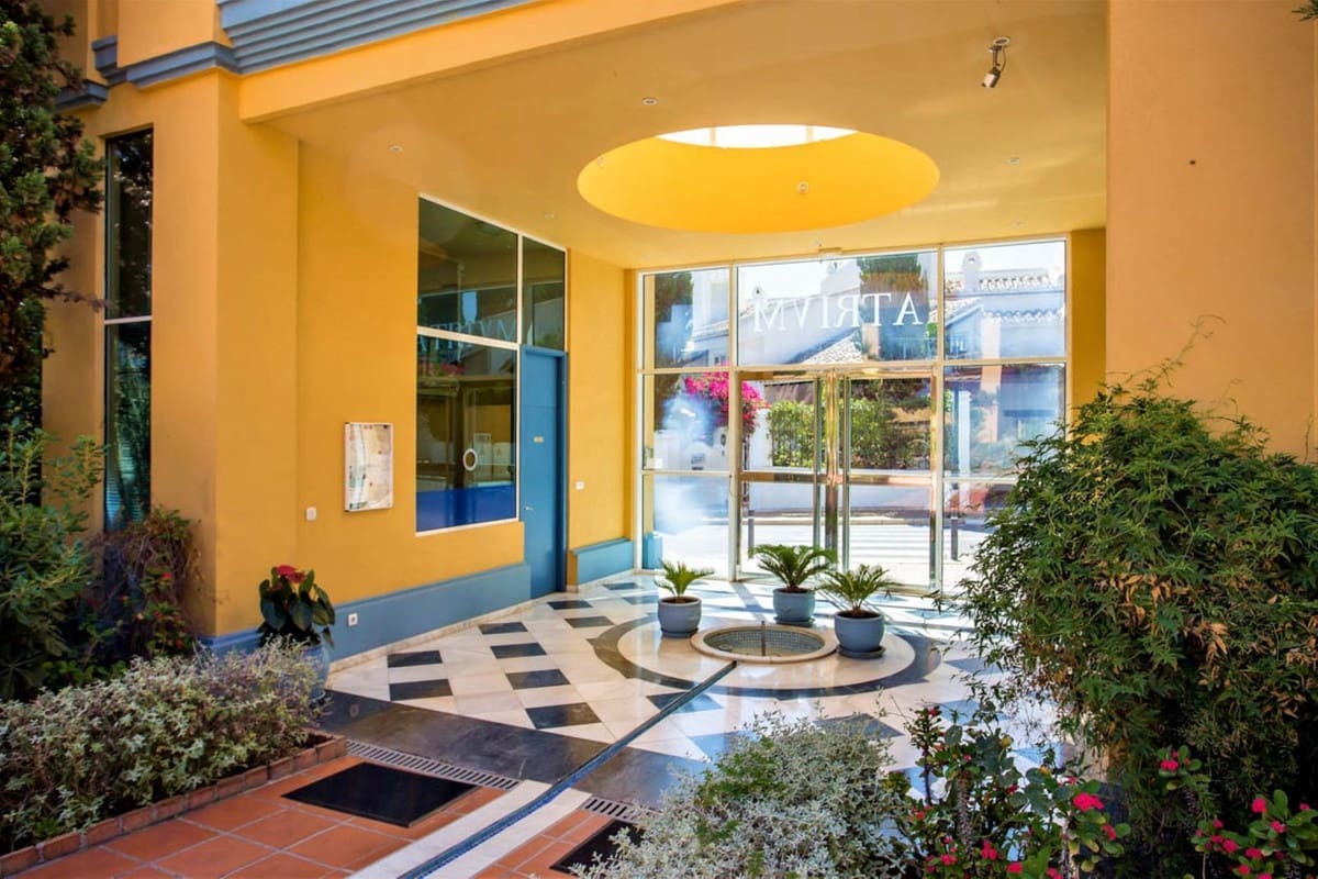 Apartamento de 2 habitaciones en Bahía de Marbella en venta con piscina garaje - 650.000 € (Ref: 9541795)