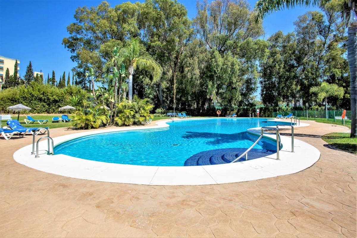 Apartamento de 2 habitaciones en Bahía de Marbella en venta con piscina garaje - 650.000 € (Ref: 9541795)