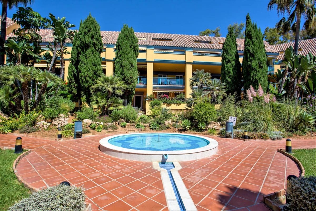 Apartamento de 2 habitaciones en Bahía de Marbella en venta con piscina garaje - 650.000 € (Ref: 9541795)