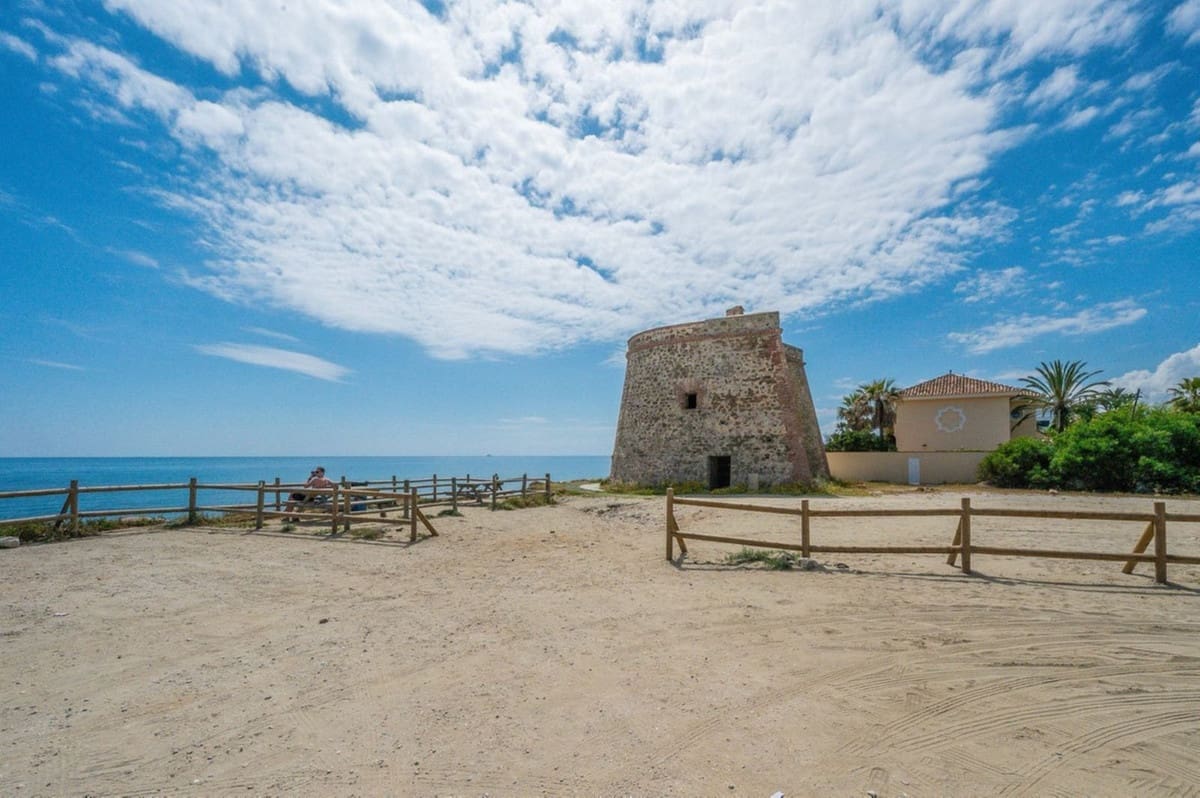 6 bedroom Villa for sale in Marbesa with pool garage - € 2,400,000 (Ref: 9541797)