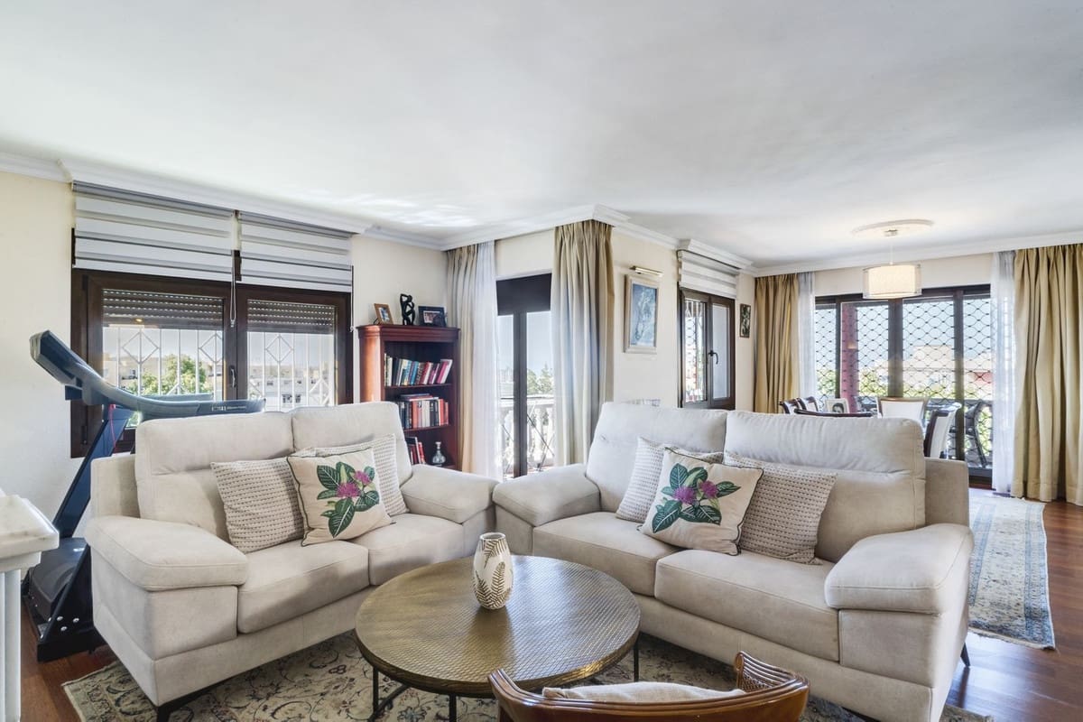 6 quarto Moradia para venda em Marbella com piscina garagem - 1 275 000 € (Ref: 9541799)