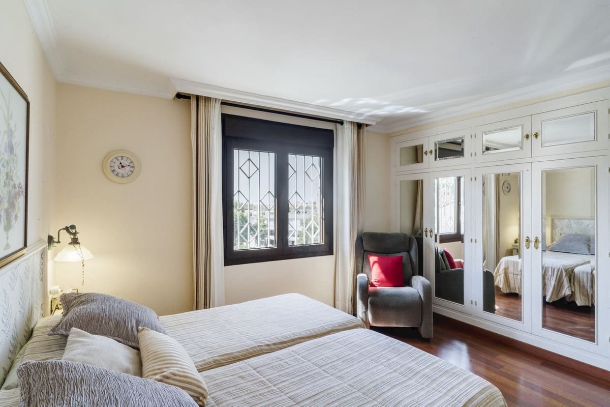 6 quarto Moradia para venda em Marbella com piscina garagem - 1 275 000 € (Ref: 9541799)