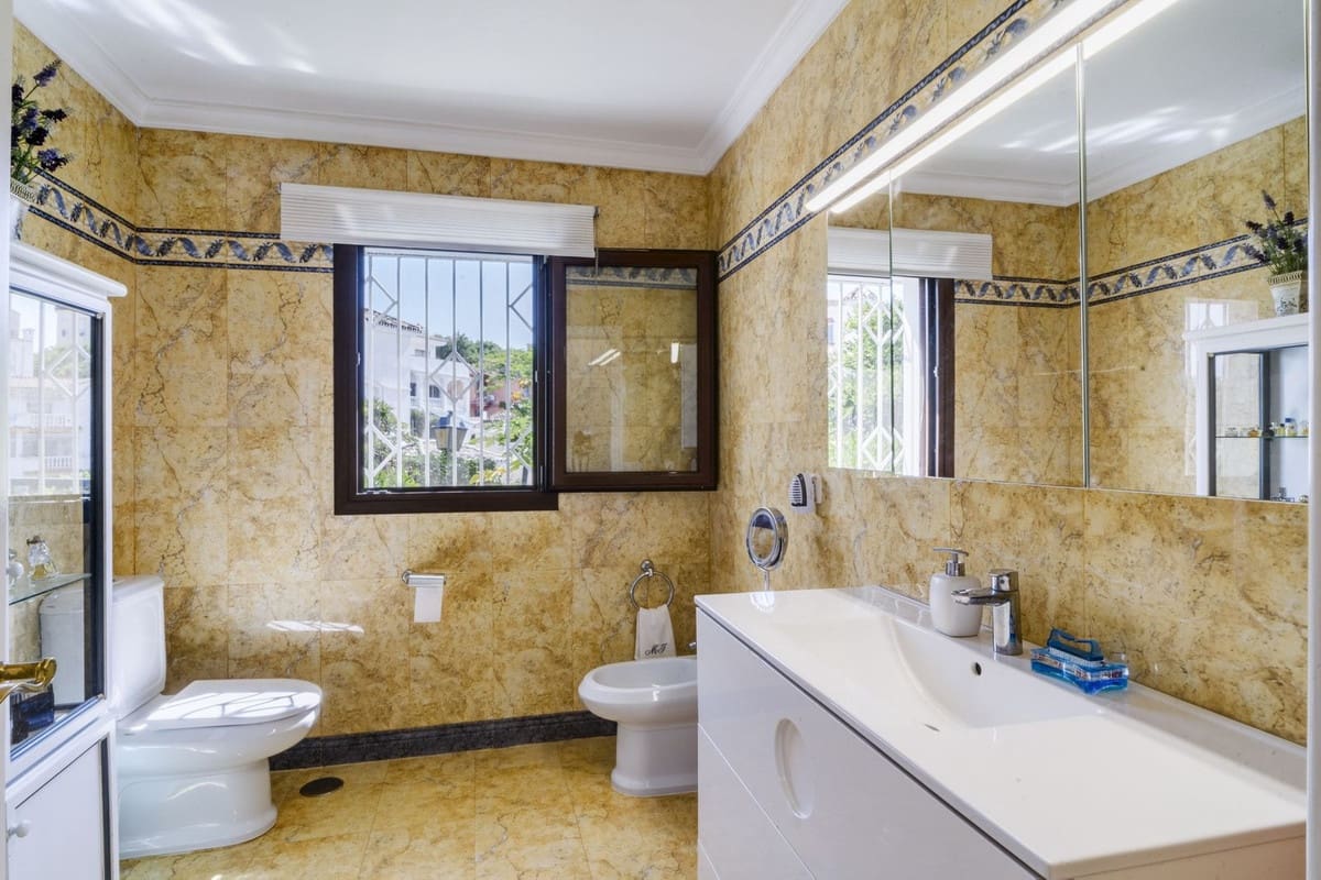 6 quarto Moradia para venda em Marbella com piscina garagem - 1 275 000 € (Ref: 9541799)