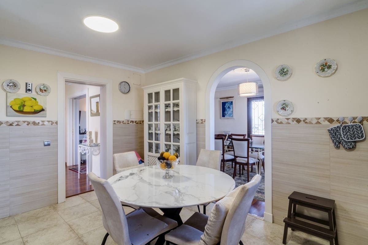 6 quarto Moradia para venda em Marbella com piscina garagem - 1 275 000 € (Ref: 9541799)