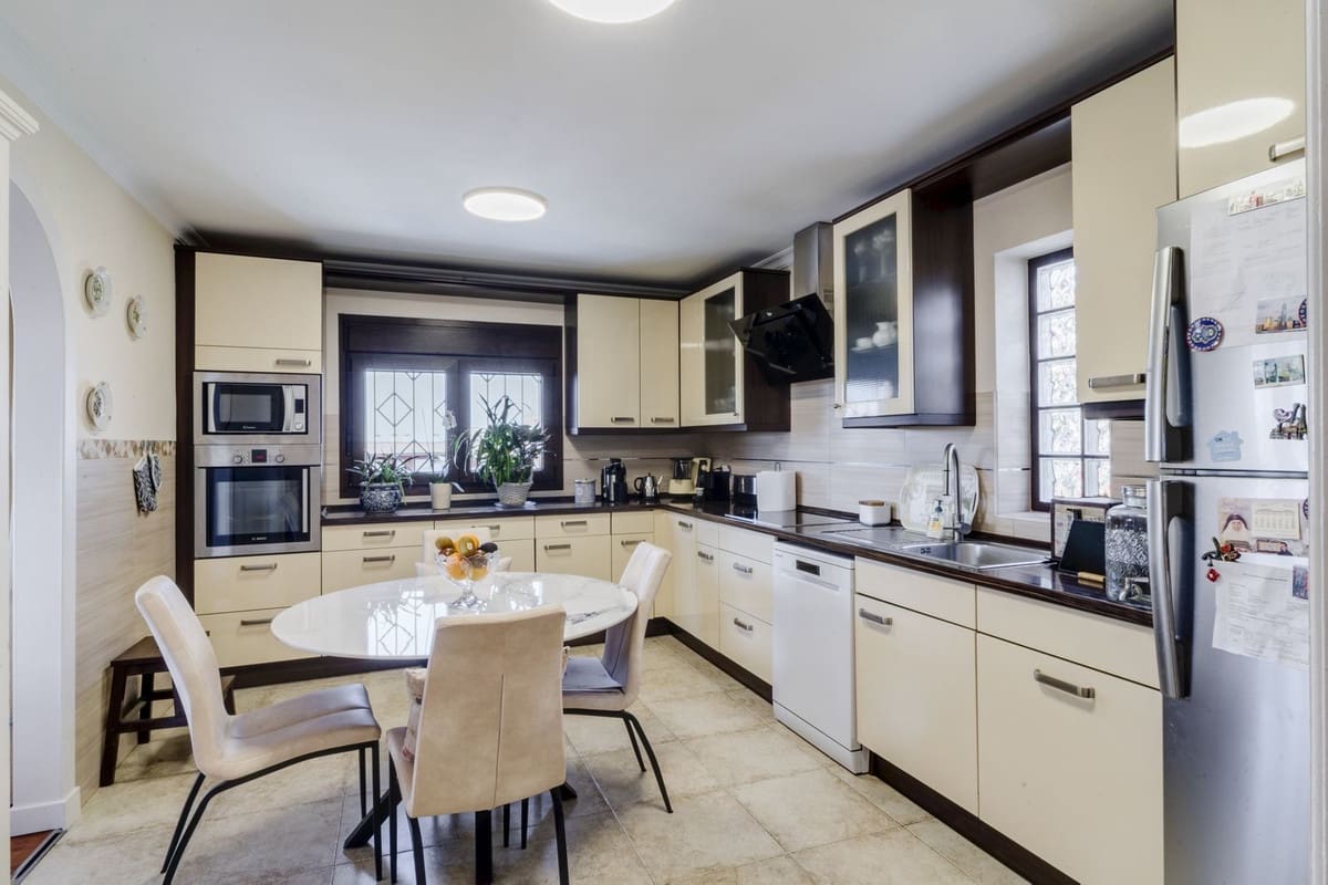 6 quarto Moradia para venda em Marbella com piscina garagem - 1 275 000 € (Ref: 9541799)