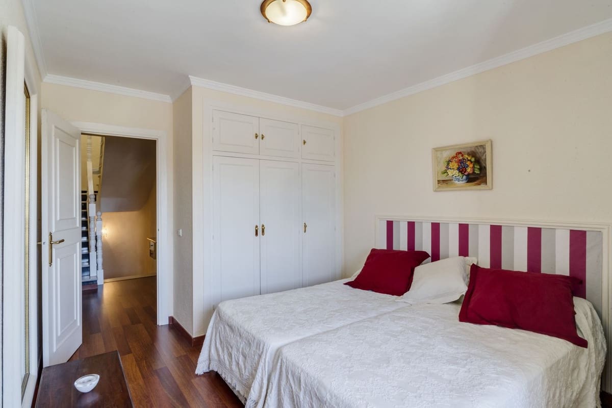 6 quarto Moradia para venda em Marbella com piscina garagem - 1 275 000 € (Ref: 9541799)