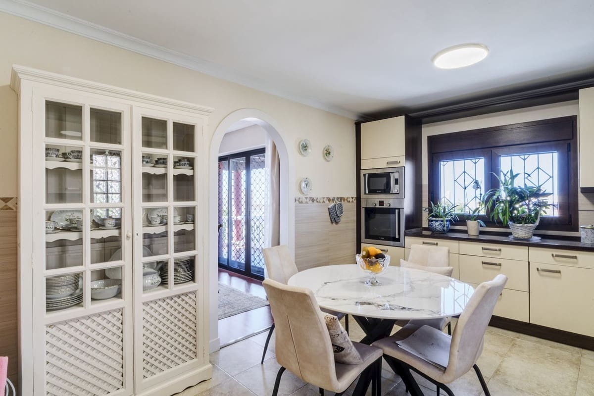 6 quarto Moradia para venda em Marbella com piscina garagem - 1 275 000 € (Ref: 9541799)