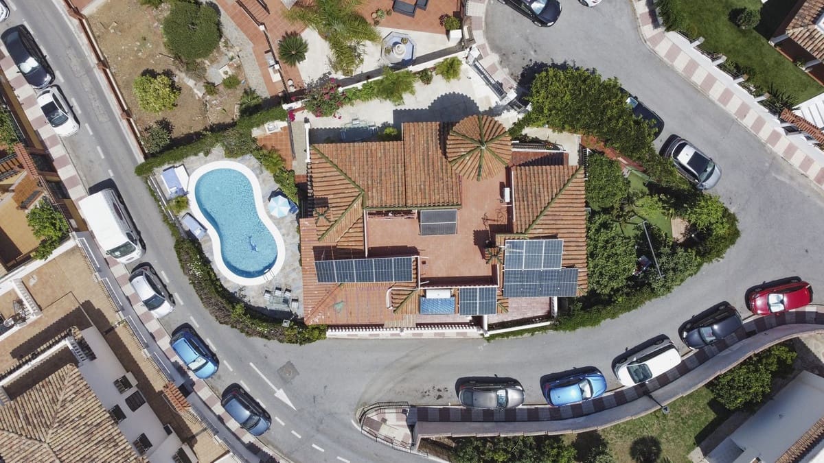 6 quarto Moradia para venda em Marbella com piscina garagem - 1 275 000 € (Ref: 9541799)