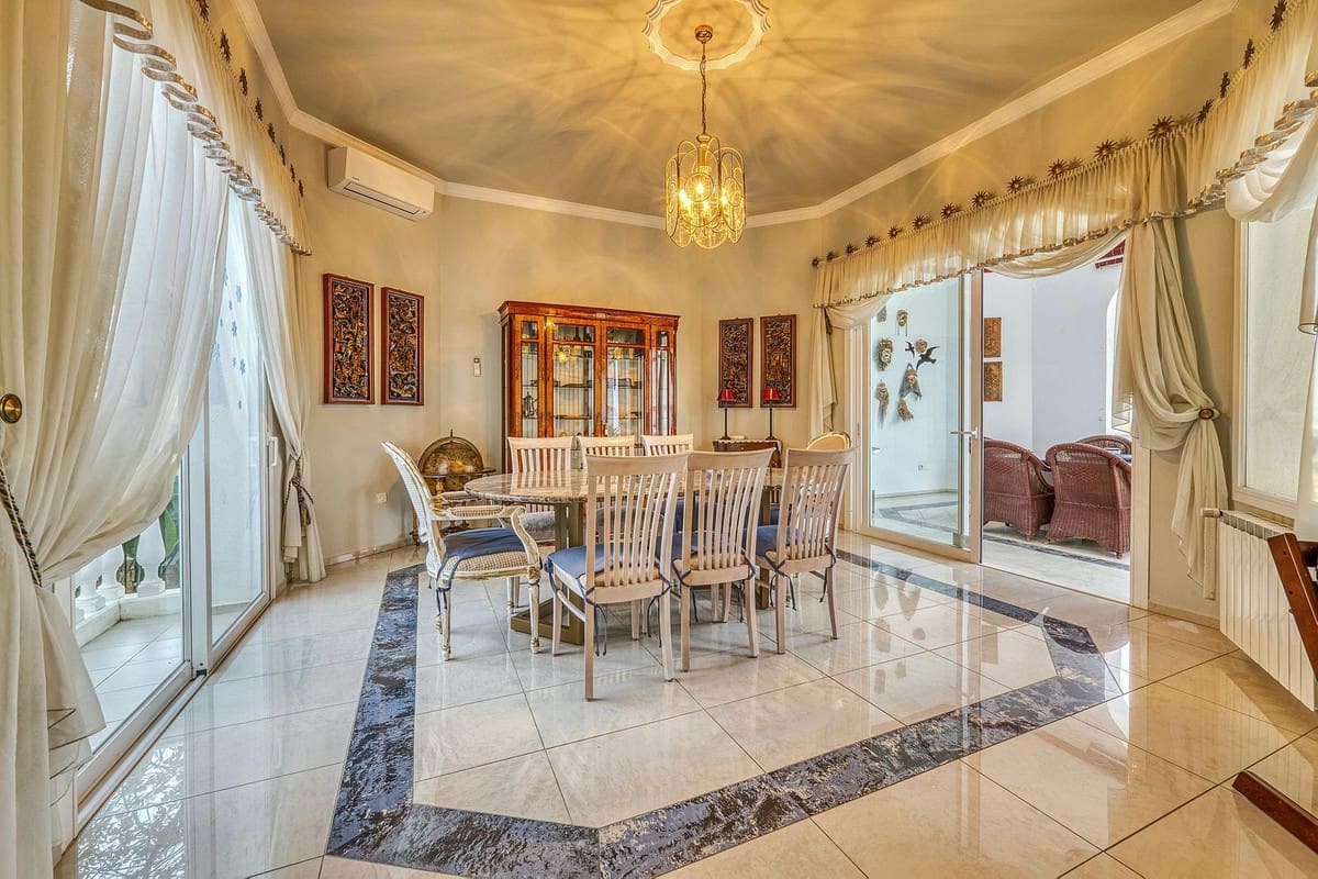 6 bedroom Villa for sale in Marbella with pool garage - € 2,285,000 (Ref: 9541800)