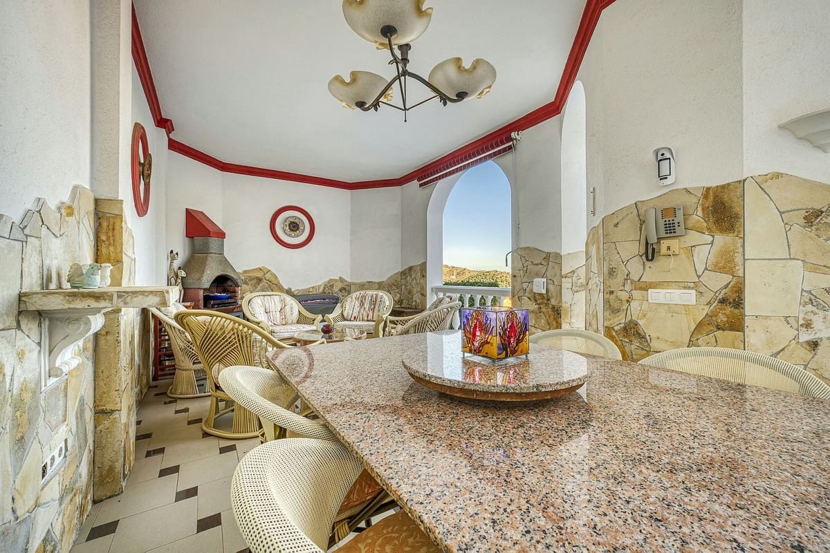 6 bedroom Villa for sale in Marbella with pool garage - € 2,285,000 (Ref: 9541800)