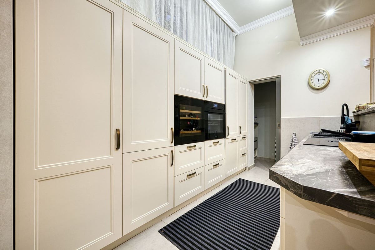 6 bedroom Villa for sale in Marbella with pool garage - € 2,285,000 (Ref: 9541800)