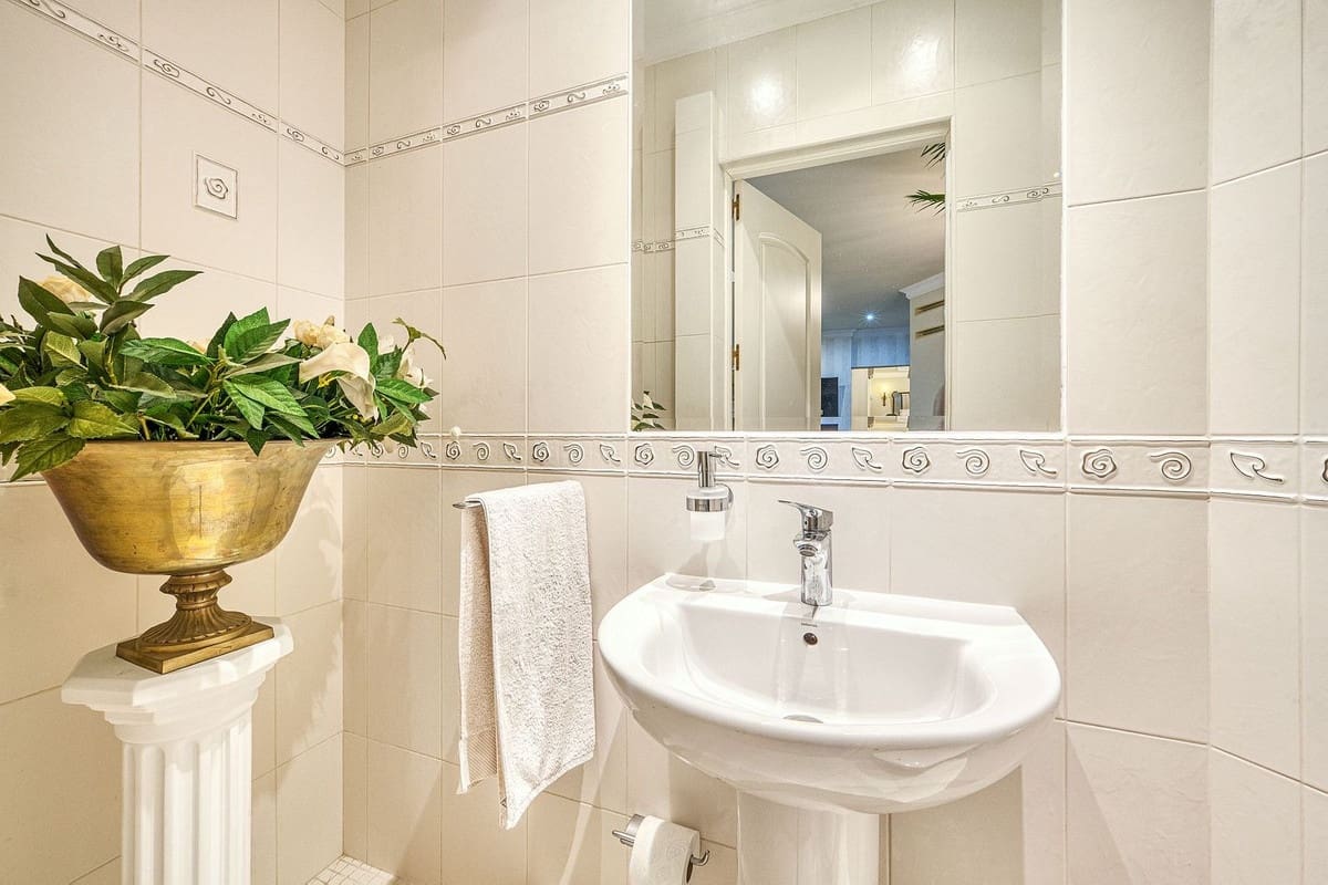 6 bedroom Villa for sale in Marbella with pool garage - € 2,285,000 (Ref: 9541800)