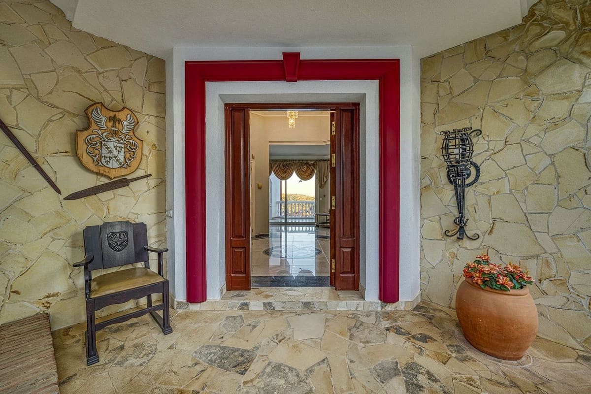 6 bedroom Villa for sale in Marbella with pool garage - € 2,285,000 (Ref: 9541800)