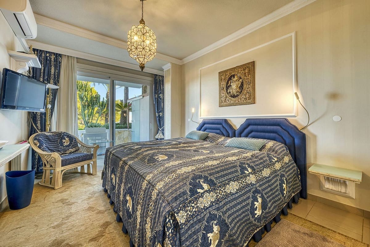 6 bedroom Villa for sale in Marbella with pool garage - € 2,285,000 (Ref: 9541800)