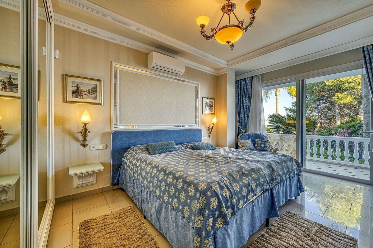 6 bedroom Villa for sale in Marbella with pool garage - € 2,285,000 (Ref: 9541800)