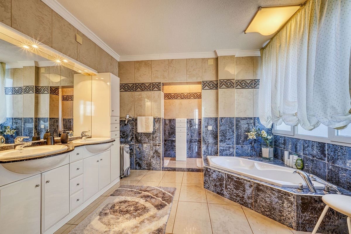 6 bedroom Villa for sale in Marbella with pool garage - € 2,285,000 (Ref: 9541800)