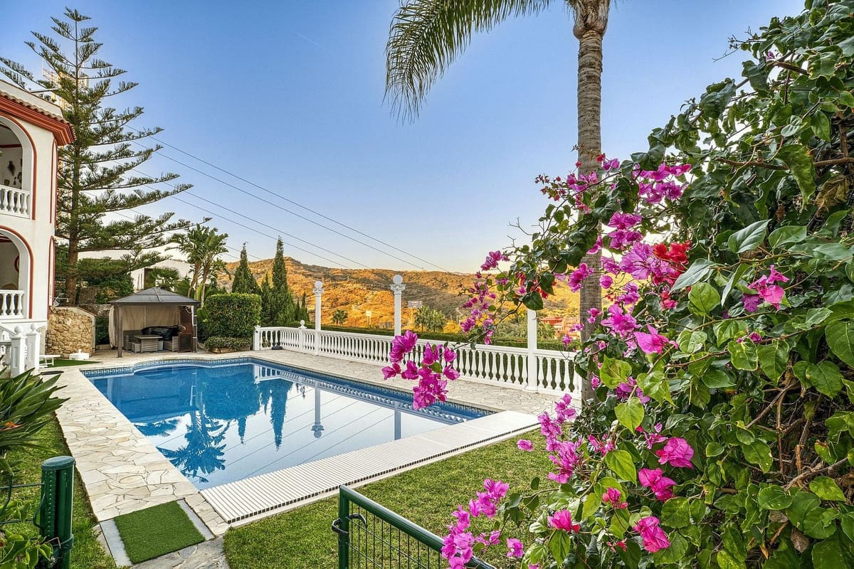 6 bedroom Villa for sale in Marbella with pool garage - € 2,285,000 (Ref: 9541800)