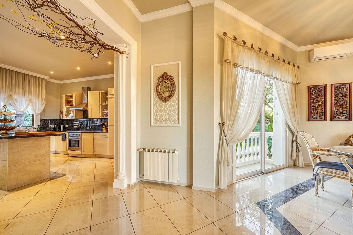 6 bedroom Villa for sale in Marbella with pool garage - € 2,285,000 (Ref: 9541800)