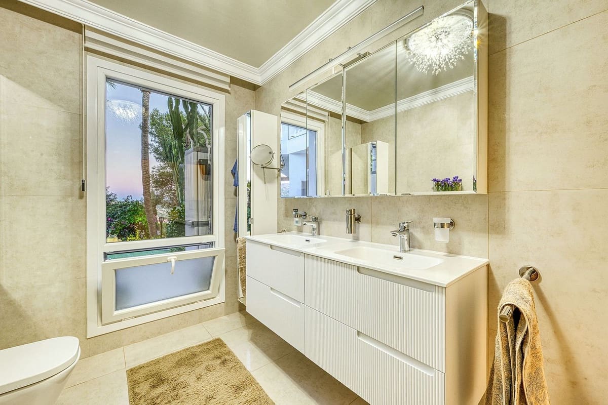 6 bedroom Villa for sale in Marbella with pool garage - € 2,285,000 (Ref: 9541800)