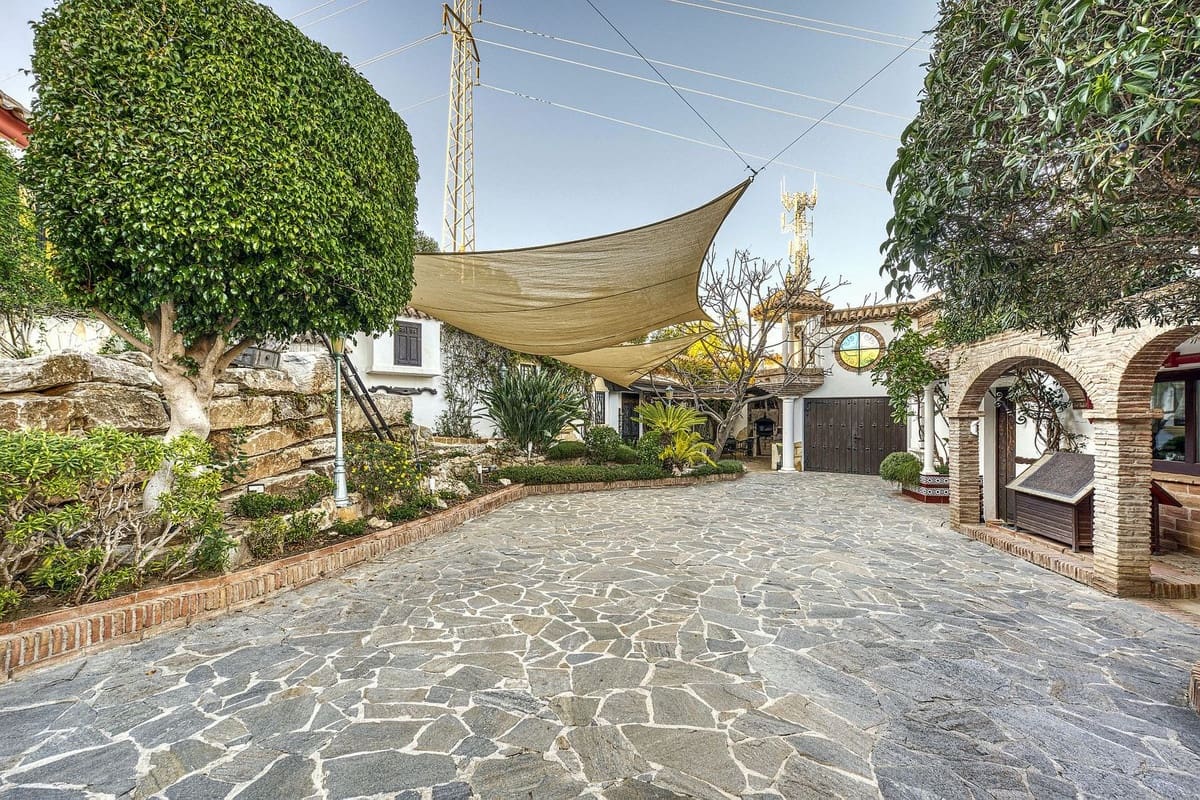 6 bedroom Villa for sale in Marbella with pool garage - € 2,285,000 (Ref: 9541800)