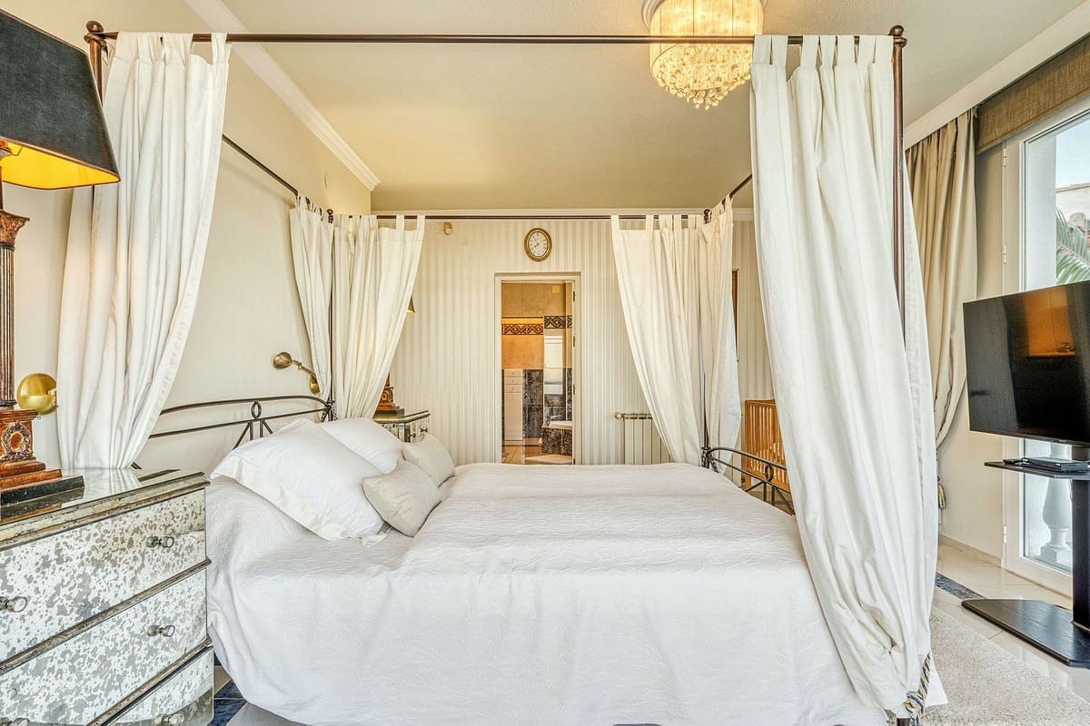 6 bedroom Villa for sale in Marbella with pool garage - € 2,285,000 (Ref: 9541800)