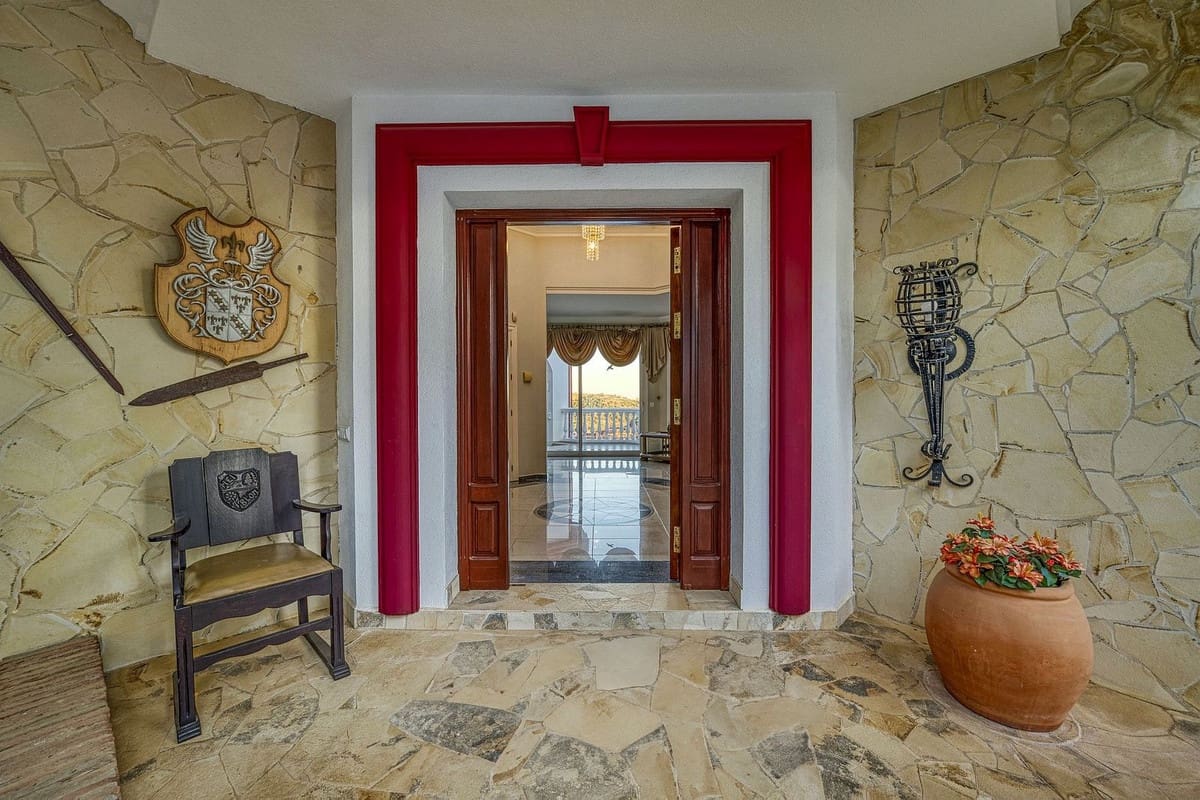 6 bedroom Villa for sale in Marbella with pool garage - € 2,285,000 (Ref: 9541800)