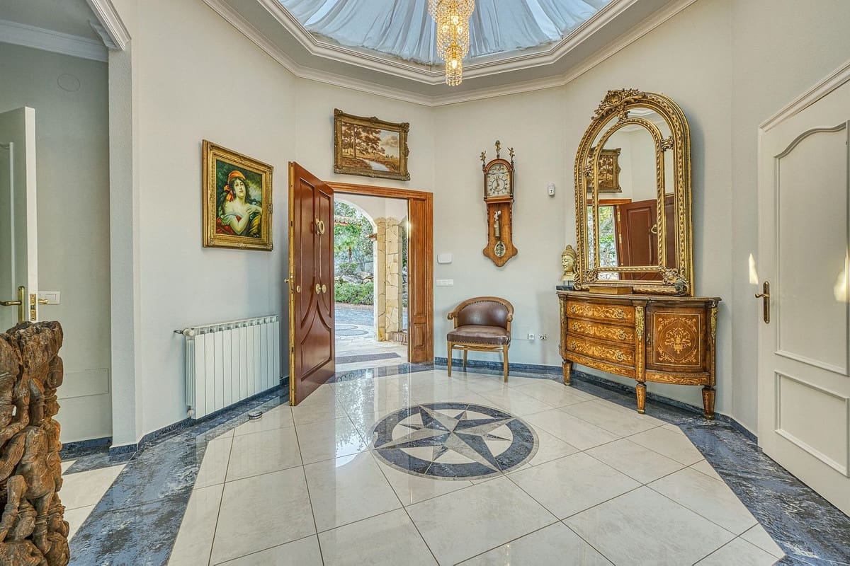 6 bedroom Villa for sale in Marbella with pool garage - € 2,285,000 (Ref: 9541800)