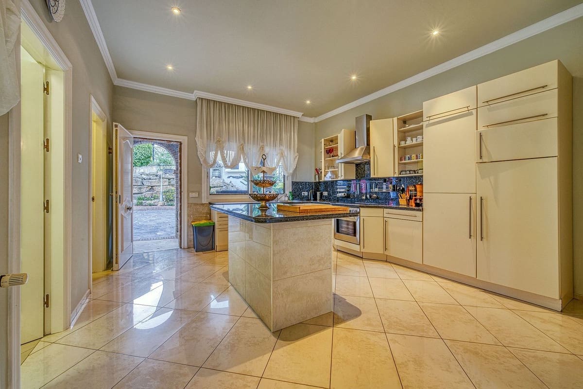 Chalet de 6 habitaciones en Marbella en venta con piscina garaje - 2.285.000 € (Ref: 9541800)