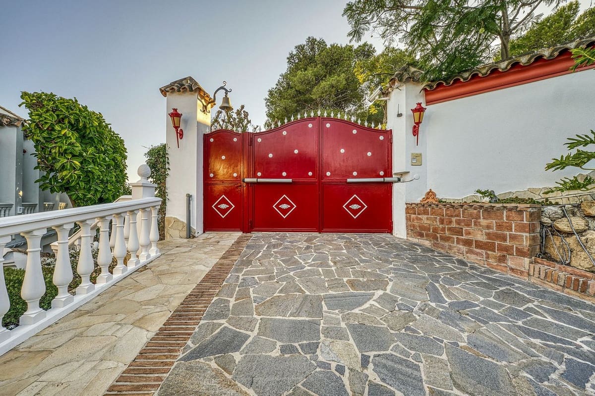 Chalet de 6 habitaciones en Marbella en venta con piscina garaje - 2.285.000 € (Ref: 9541800)