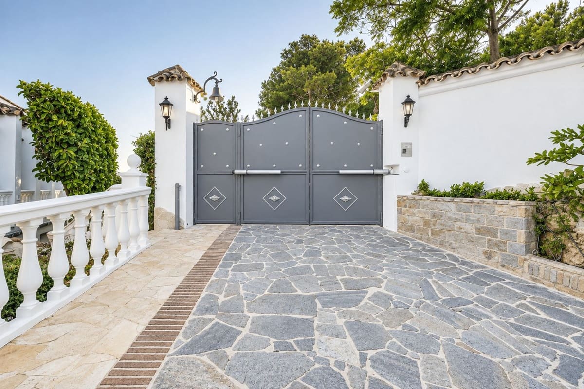 Chalet de 6 habitaciones en Marbella en venta con piscina garaje - 2.285.000 € (Ref: 9541800)