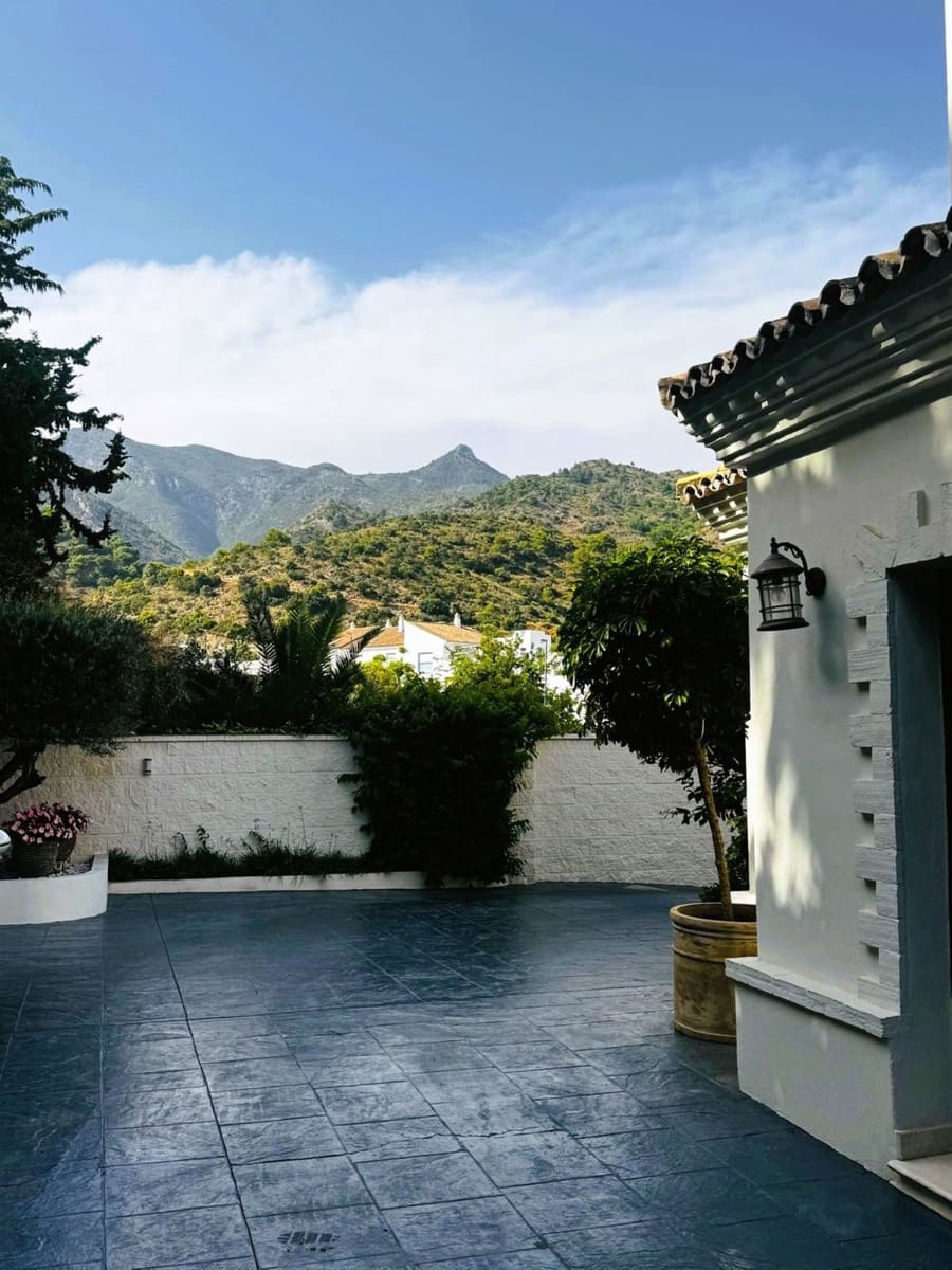 6 soverom Villa til salgs i Marbella med svømmebasseng garasje - € 2 850 000 (Ref: 9541801)