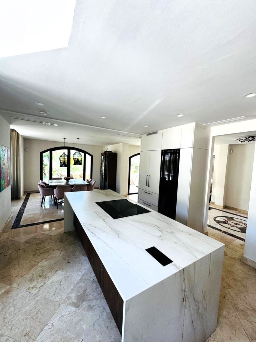 6 bedroom Villa for sale in Marbella with pool garage - € 2,850,000 (Ref: 9541801)