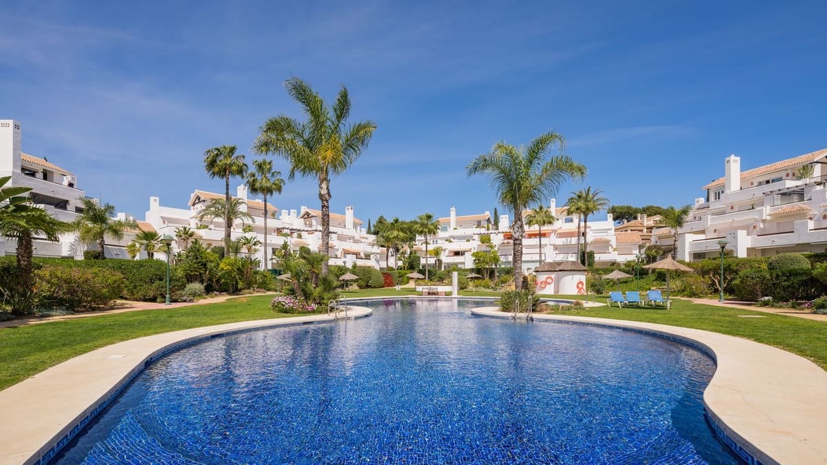 3 quarto Apartamento para venda em Los Monteros com piscina garagem - 2 450 000 € (Ref: 9541802)