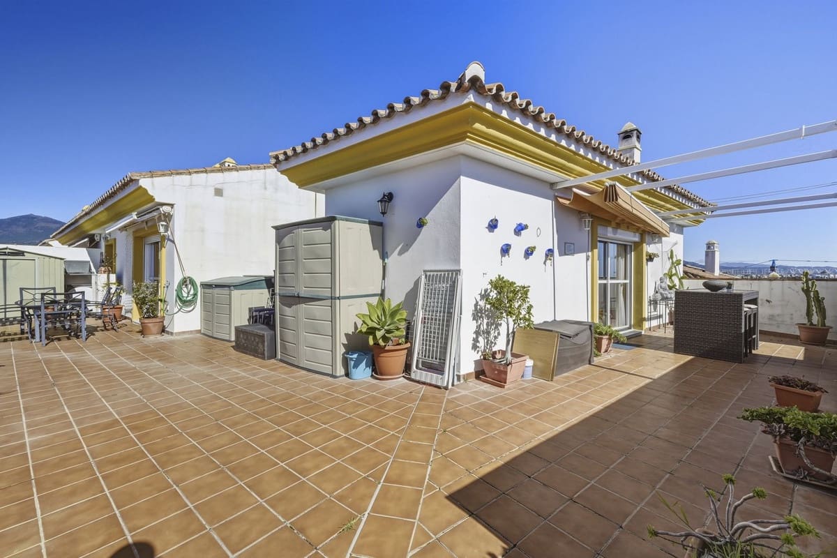 3 bedroom Penthouse for sale in San Pedro de Alcantara with garage - € 699,000 (Ref: 9606748)
