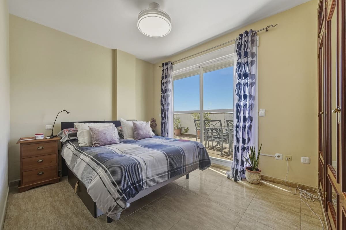 3 bedroom Penthouse for sale in San Pedro de Alcantara with garage - € 699,000 (Ref: 9606748)