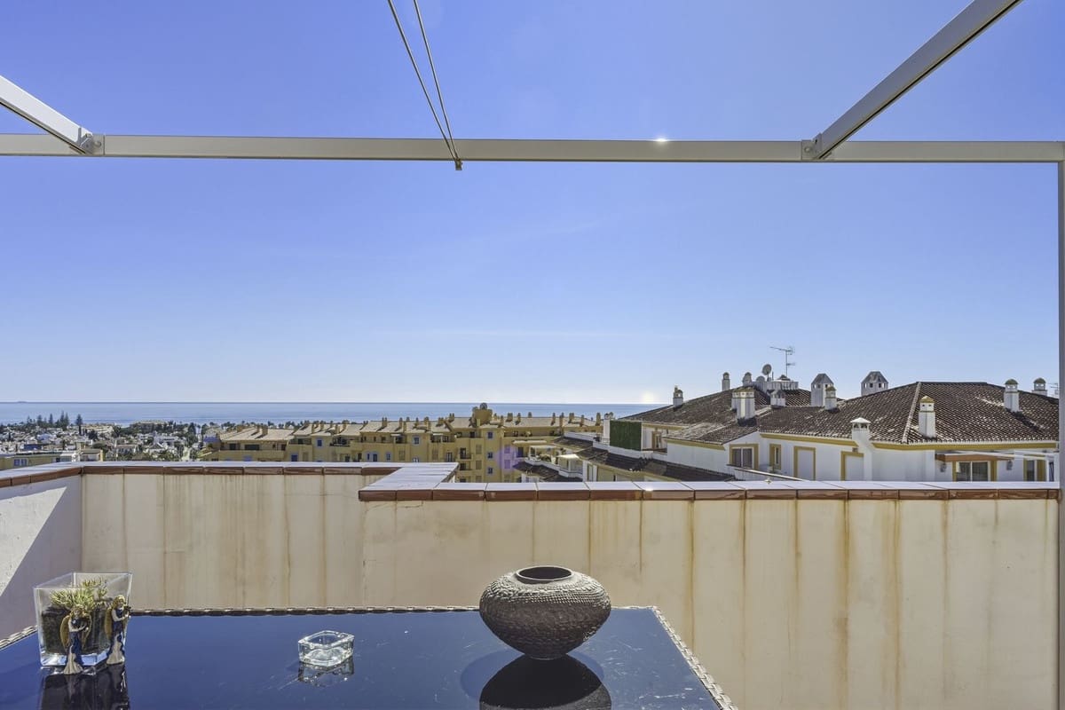 3 bedroom Penthouse for sale in San Pedro de Alcantara with garage - € 699,000 (Ref: 9606748)