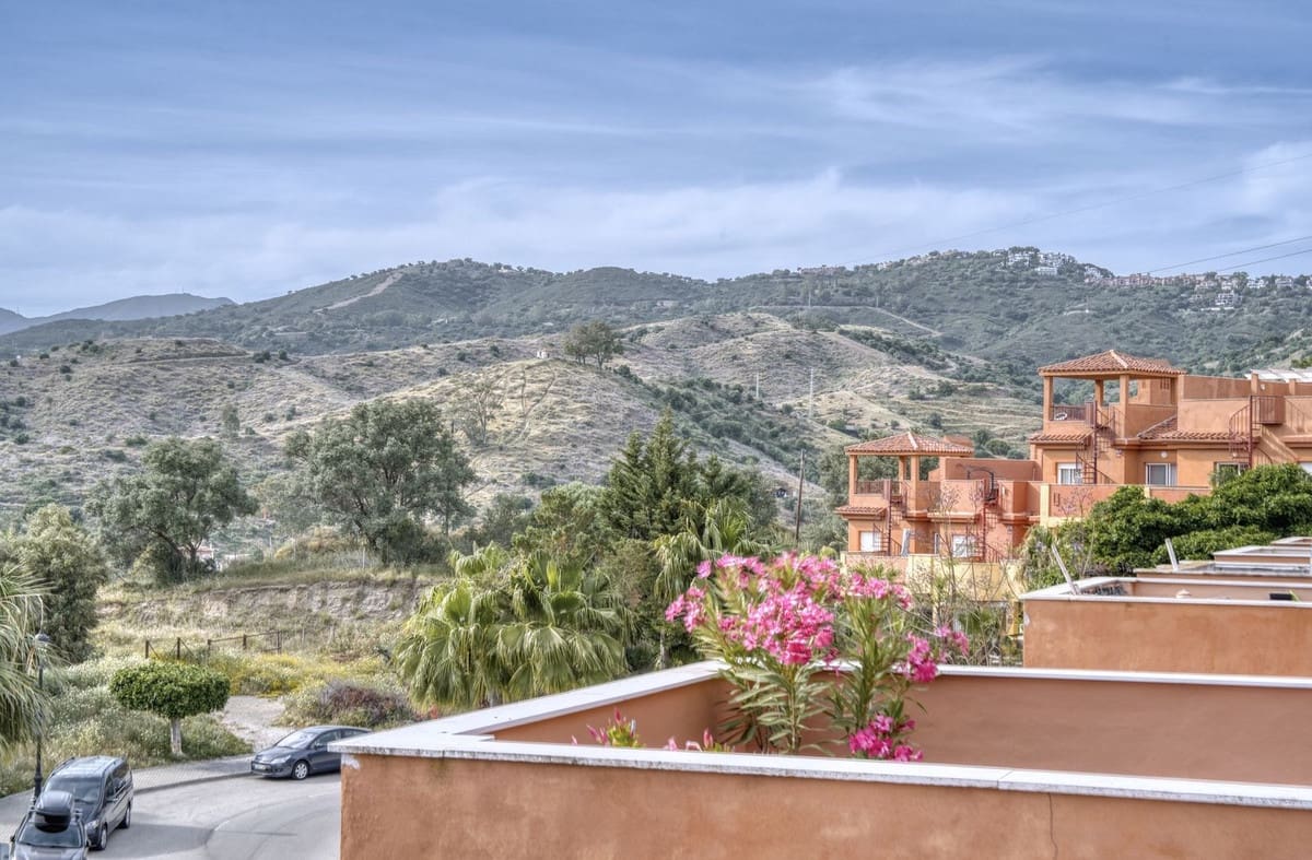 2 soveværelse Lejlighed til salg i La Reserva med swimmingpool garage - € 350.000 (Ref: 9614229)